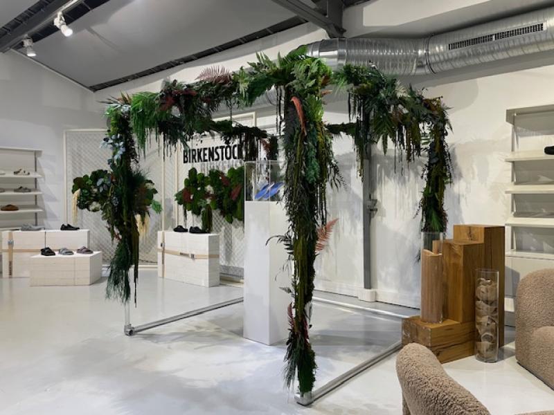 birkenstock salon showroom fournitures hoa deco design tendance 2024 bureau plafond vegetal