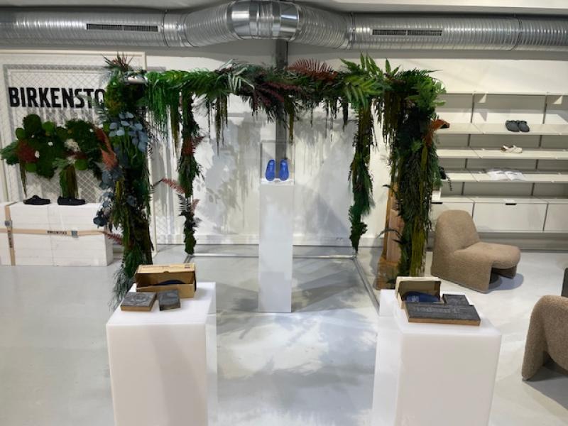 birkenstock salon showroom fournitures hoa deco design tendance 2024 bureau plafond vegetal