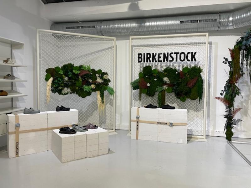 birkenstock salon showroom fournitures hoa deco design tendance 2024 bureau plafond vegetal