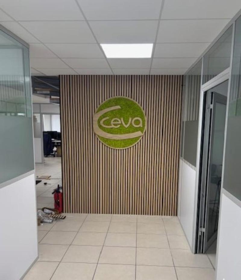 Ceva Logo panneau bois insonorisant HOA DECO HALL ACCUEI