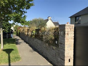 mur vegetal naturel Dinard sphaigne design architecture 1 ans apres Hoa déco fougere euphorbe heucheres pelouse en plaque bois exotique teck parement pierre