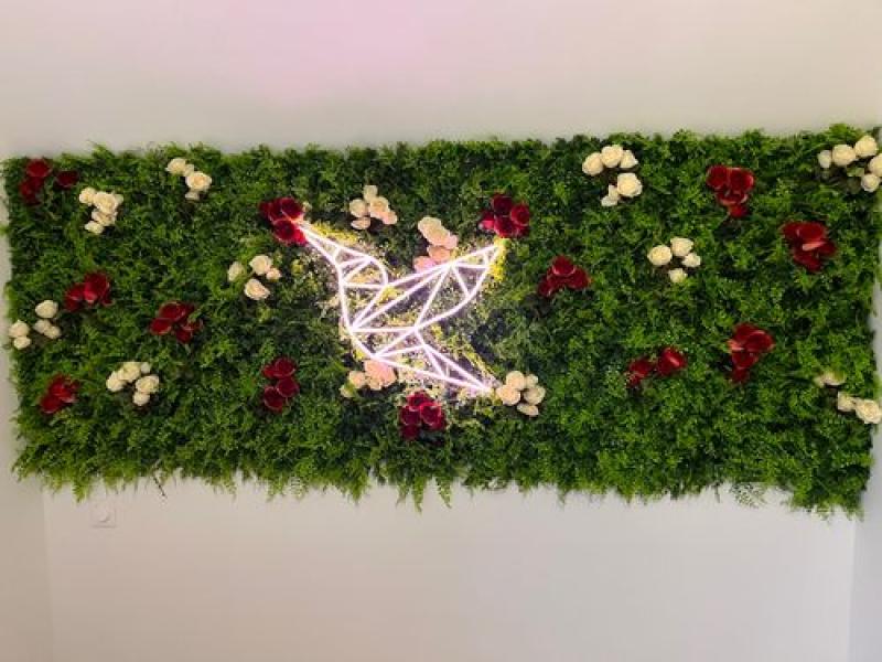 photo hoa deco oiseau led logo mur vegetal artificiel green wall